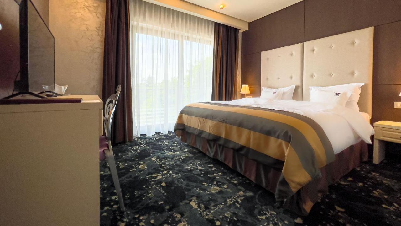 Hotel Tolea Targoviste Eksteriør billede