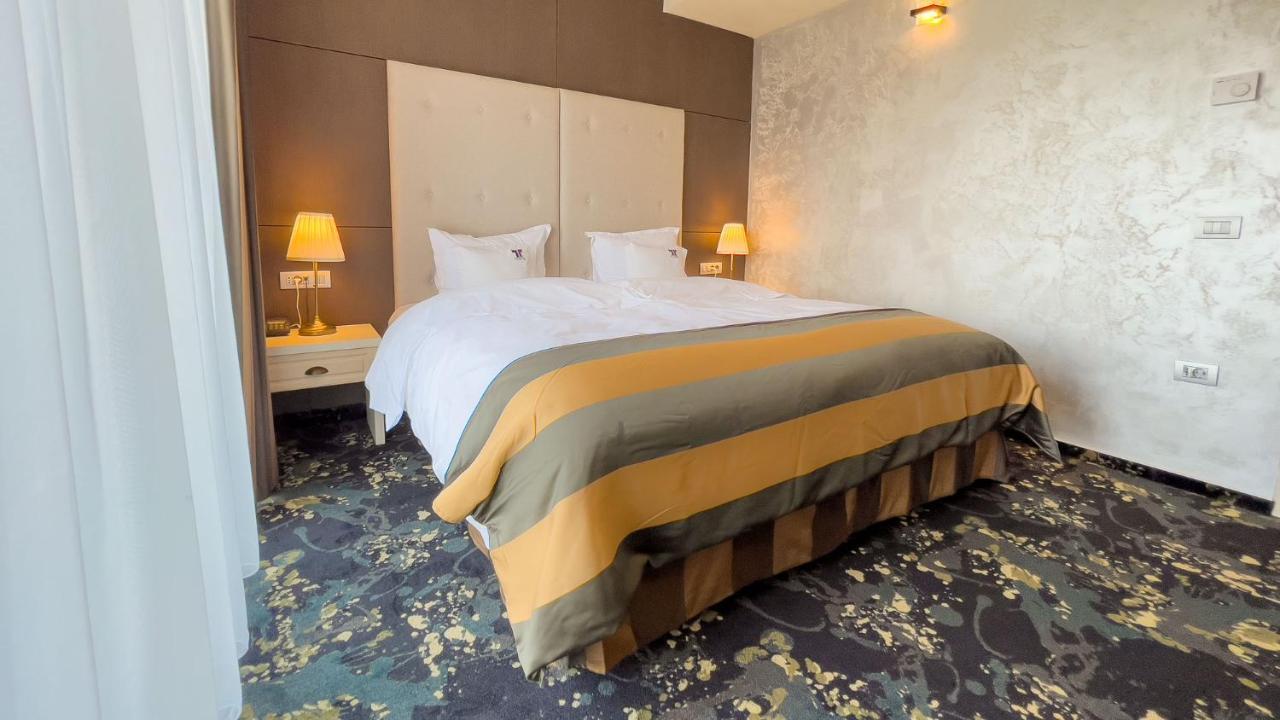 Hotel Tolea Targoviste Eksteriør billede