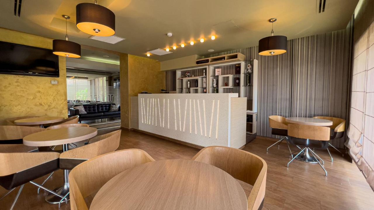 Hotel Tolea Targoviste Eksteriør billede