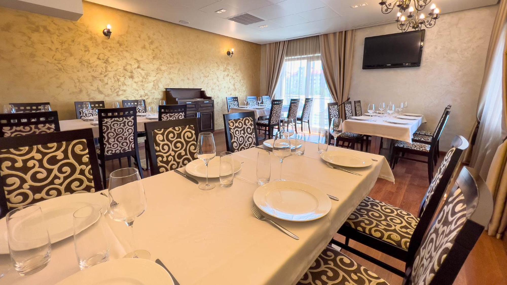 Hotel Tolea Targoviste Eksteriør billede