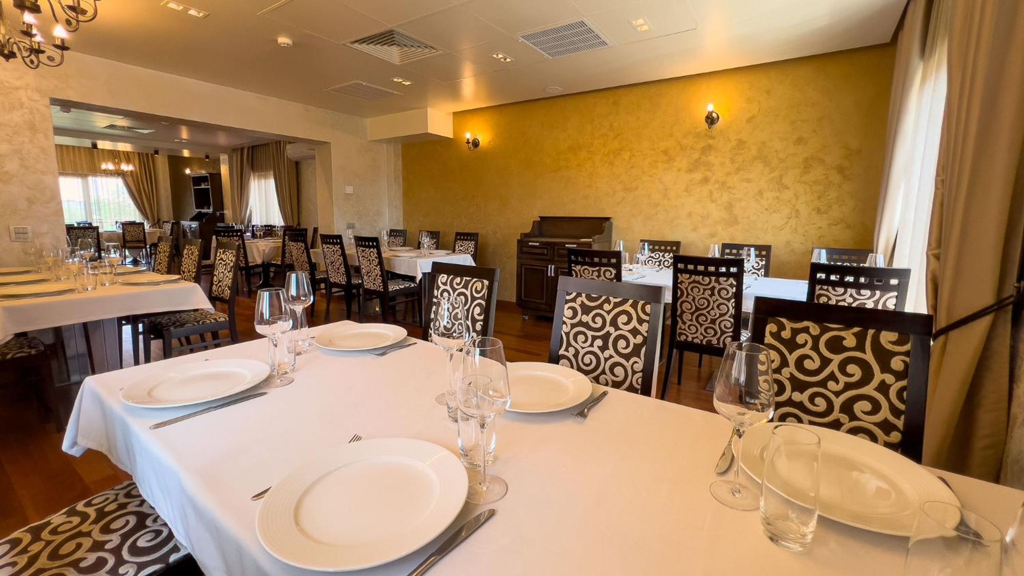 Hotel Tolea Targoviste Eksteriør billede