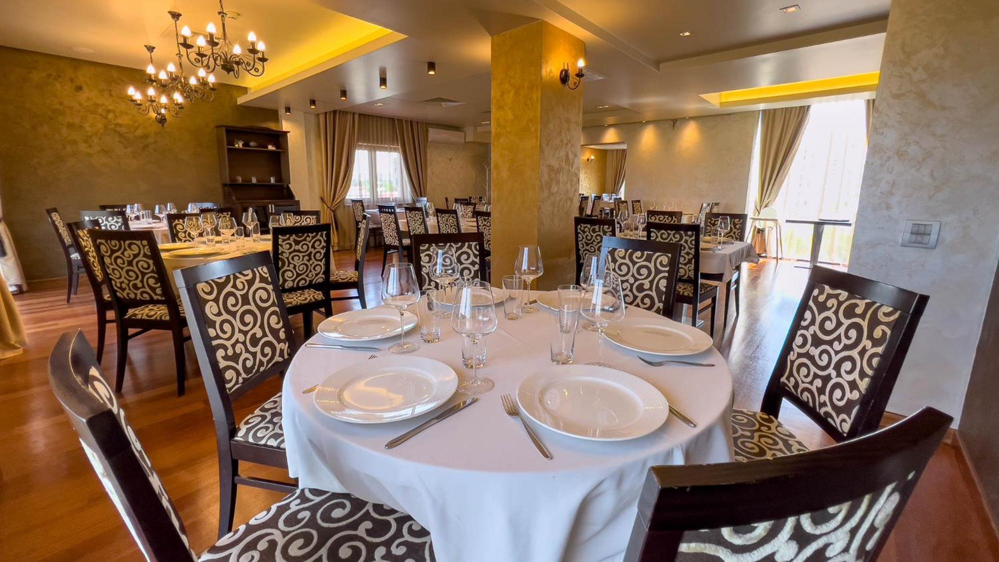 Hotel Tolea Targoviste Eksteriør billede