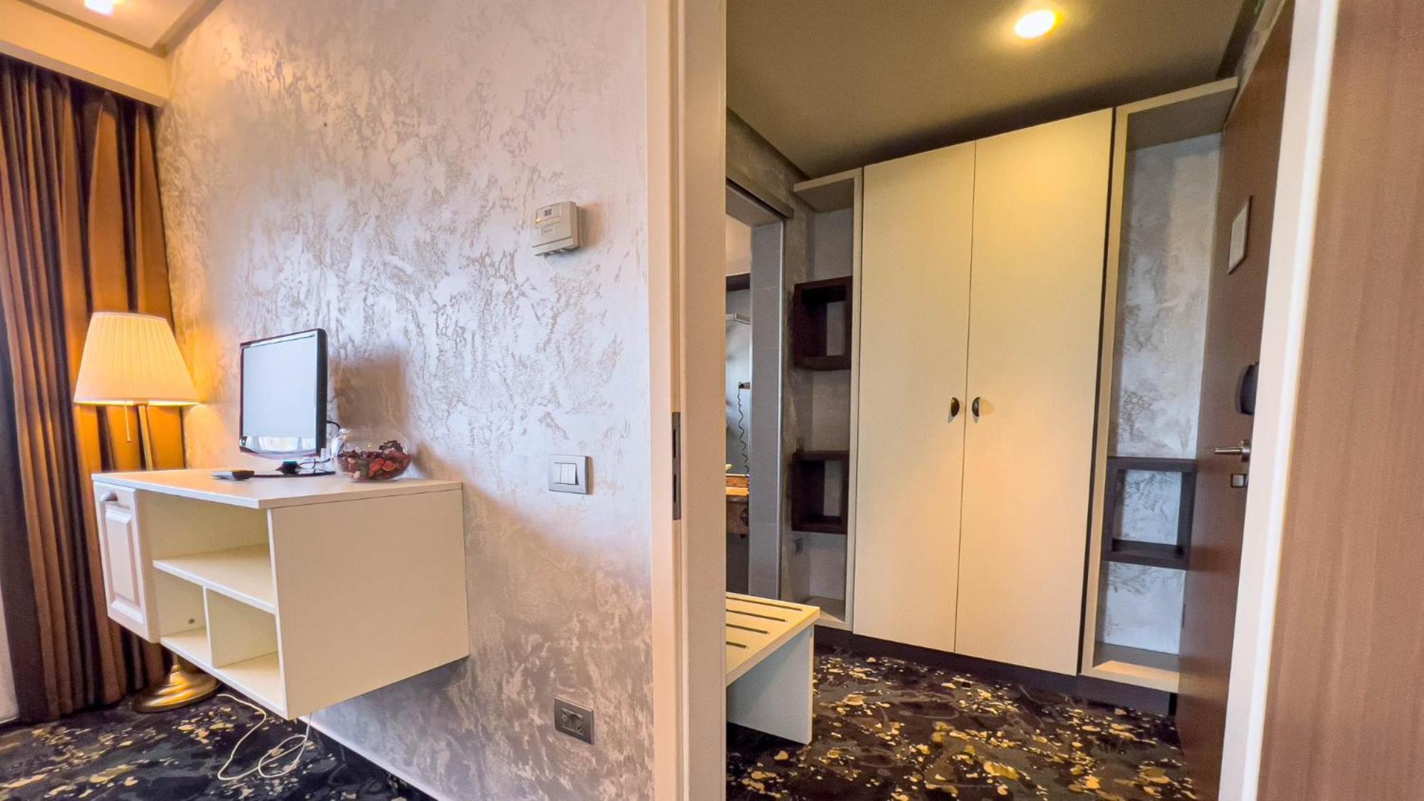 Hotel Tolea Targoviste Eksteriør billede