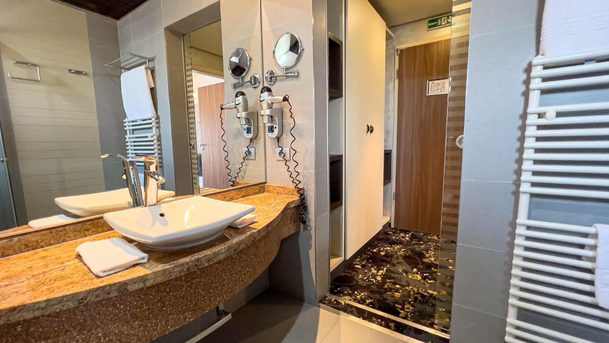 Hotel Tolea Targoviste Eksteriør billede
